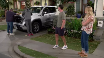 Chaussures en cuir brun et en bois portées par Gemma (Beth Behrs) telles que vues dans les tenues de la série télévisée The Neighborhood (saison 5 épisode 3)