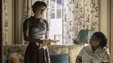 Vestido gris usado por Mamie Till-Mobley (Danielle Deadwyler) como se ve en el vestuario de la película Till