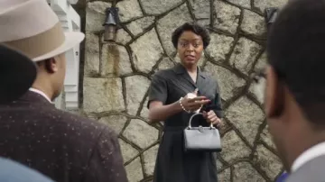 Bolso de cuero usado por Mamie Till-Mobley (Danielle Deadwyler) como se ve en Till