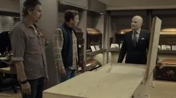 Chemise bouton brune portée par Ray (Ethan Hawke) comme on le voit dans le film Raymond & Ray