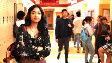 La blusa de flores negras usada por Devi Vishwakumar (Maitreyi Ramakrishnan) en la serie My First Times (Temporada 3 Episodio 3)