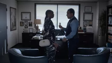 Pendientes de oro usados por Fallon Stephens (Aries Sanders) como se ve en los atuendos de la serie de televisión Reasonable Doubt (Temporada 1 Episodio 3)