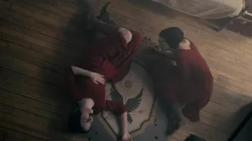 Botas de ante marrón usadas por Esther Keyes (Mckenna Grace) como se ve en el vestuario de The Handmaid's Tale (Temporada 5 Episodio 2)