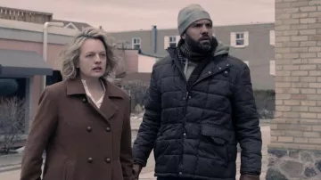 Chaqueta acolchada azul marino usada por Luke Bankole (O. T. Fagbenle) como se ve en los atuendos del programa de televisión The Handmaid's Tale (S05E04)