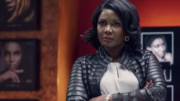 Chaqueta a rayas negras usada por Claudia Richards (Sarah Niles) como se ve en los atuendos del programa de televisión Riches (Temporada 1)