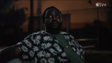Chemise florale Bouton Duvet portée par James (Brian Tyree Henry) vue dans la garde-robe du film Causeway
