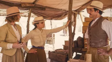 Ceinture en cuir bleu portée par Theodosia (Eloise Little) vue dans la série télévisée Theodosia (Saison 1 Episode 1)