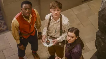 Pendentif collier porté par Henry (Frankie Minchella) vu dans la série télévisée Theodosia (Saison 1 Episode 8)