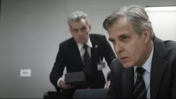 Cravate noire rayée portée par Eugene Kittridge (Henry Czerny) comme on le voit dans Mission: Impossible - Dead Reckoning Part One film wardrobe