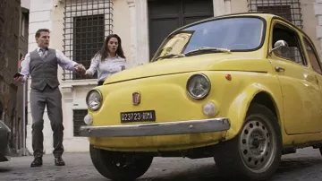 Coche vintage Fiat 500 amarillo conducido por Ethan Hunt (Tom Cruise) en Mission: Impossible - Dead Reckoning Part One