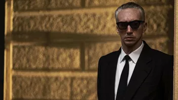 Lunettes de soleil portées par Enzo Ferrari (Adam Driver) comme on le voit dans les tenues de cinéma Ferrari