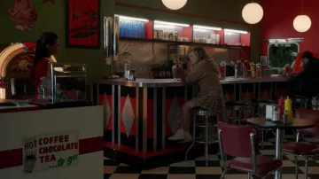 Converse Platform Shoes portée par Courtney Whitmore (Brec Bassinger) comme on le voit dans Stargirl de DC (S03E05)