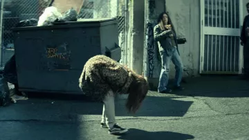 Vans Leopard Sneakers usadas por Anya (Ruth Codd) como se ve en el vestuario del programa de televisión The Midnight Club (S01E02)