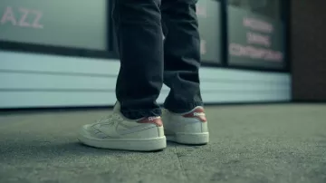 Zapatillas Reebok usadas por Anya (Ruth Codd) como se ve en los atuendos del programa de televisión The Midnight Club (Temporada 1 Episodio 7)