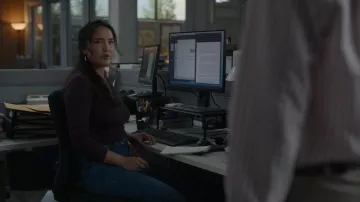 Top violet porté par Rosalind 'Roz' Friendly (Grace Dove) vu dans la garde-robe de la série télévisée Alaska Daily (Saison 1 Episode 1)
