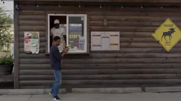 Baskets puma en daim portées par Austin Greene (Craig Frank) telles que vues dans la série télévisée Alaska Daily (S01E01)