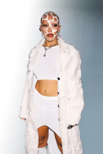 Veste moelleuse en blanc portée par Doja Cat pour le défilé Vogue World du magazine en septembre 2022