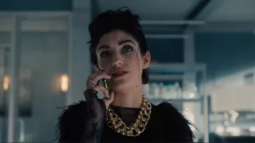El chaleco de cárdigan o camiseta usada por Tilda Webber (Morgan Taylor Campbell) en la serie The Imperfects (Temporada 1 Episodio 7)