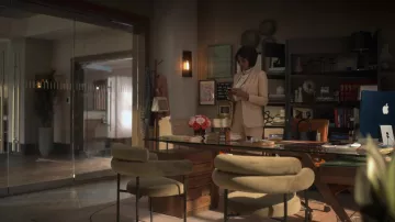 Haut en satin à col roulé porté par Jax Stewart (Emayatzy Corinealdi) comme on le voit dans la garde-robe de la série télévisée Reasonable Doubt (S01E04)