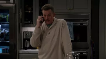 Pull porté par Bob (Billy Gardell) vu dans la garde-robe de la série télévisée Bob Hearts Abishola (saison 4 épisode 4)