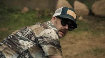 Casquette en denim portée par Harry Keshegian (Adam Goldberg) vue dans la série télévisée The Equalizer (S03E02)