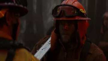 Gafas de protección usadas por Bode Donovan (Max Thieriot) como se ve en los atuendos de la serie de televisión Fire Country (Temporada 1 Episodio 1)