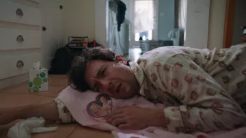 Pijama impreso usado por Sid (Josh Brener) como se ve en el vestuario de la película Bromates