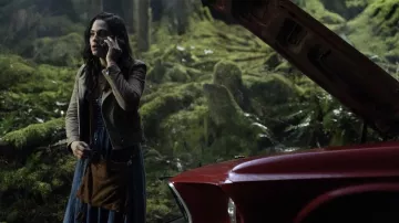 Sac en daim brun porté par Gabriella Perez (Stephanie Arcila) vu dans la série télévisée Fire Country (Saison 1 Episode 1)
