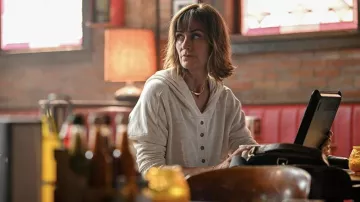 Collier en or porté par Sharon Leone (Diane Farr) vu dans Fire Country Wardrobe (S01E02)