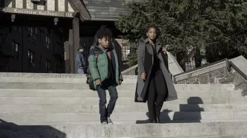 Abrigo largo usado por Naomi Cole (Anika Noni Rose) como se ve en Let the Right One In TV show outfits (Temporada 1 Episodio 1)