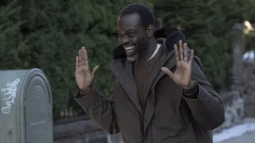 Manteau parka brun porté par Frank (Ato Essandoh) comme on le voit dans Let the Right One In (S01E01)