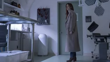 Abrigo de lana usado por Claire Logan (Grace Gummer) como se ve en Let the Right One In TV show outfits (S01E01)