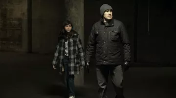 Veste de manteau portée par Mark Kane (Demián Bichir) comme on le voit dans Let the Right One In Wardrobe (Saison 1 Episode 1)