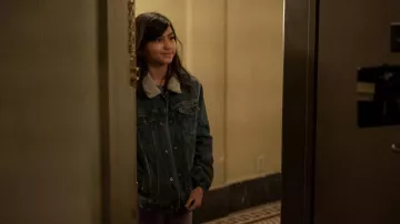 Levi’s Denim Sherpa Jacket porté par Eleanor Kane (Madison Taylor Baez) comme vu dans Let the Right One In Outfits (Saison 1 Episode 2)