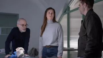 Suéter gris de cuello de tortuga usado por Claire Logan (Grace Gummer) como se ve en el programa de televisión Let the Right One In (S01E02)