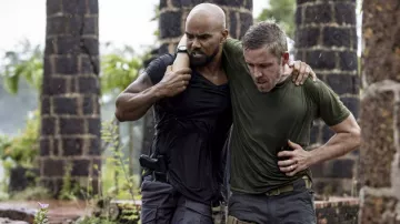Camiseta verde usada por Joe (Sean Maguire) como se ve en el programa de televisión S.W.A.T. (S06E01)