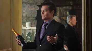 Cravate Paisley violette portée par Cortland Mayfair (Harry Hamlin) dans la garde-robe de la série télévisée Mayfair Witches d’Anne Rice (saison 1, épisode 4)