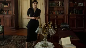 Ensemble de robes noires portées par Rowan Fielding (Alexandra Daddario) comme on le voit dans la série télévisée Mayfair Witches d’Anne Rice (saison 1 épisode 4)