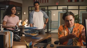 Camisa floral hawaiana naranja usada por Ernie Malik (Jason Antoon) como se ve en NCIS: Hawai'i (S02E05)
