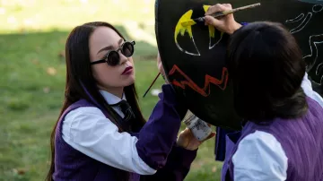 Gafas de sol redondas usadas por Yoko Tanaka (Naomi Tankel) como se ve en el programa de televisión del miércoles (Temporada 1)
