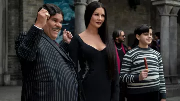 Vestido bodycon negro usado por Morticia Addams (Catherine Zeta-Jones) como se ve en el vestuario del programa de televisión del miércoles (Temporada 1)