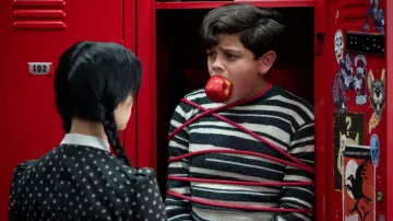 Suéter a rayas usado por Pugsley Addams (Isaac Ordóñez) como se ve en los atuendos del programa de televisión del miércoles (Temporada 1)