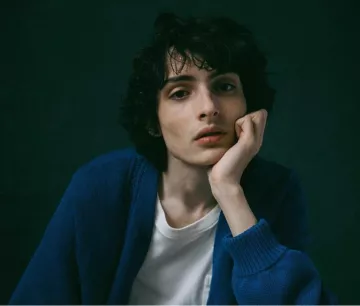Cárdigan azul usado por Finn Wolfhard en la cuenta de Instagram de @finnwolfhardofficial
