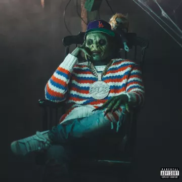 El suéter de rayas azules rojas y blancas usado por DaBaby en la portada del álbum BABY ON BABY 2