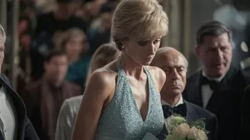 Robe à paillettes portée par la princesse Diana (Elizabeth Debicki) vue dans les tenues de la série télévisée The Crown (saison 5)