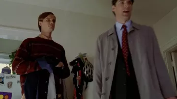 Pull rayé marron porté par le Dr Spencer Reid (Matthew Gray Gubler) dans les tenues de la série télévisée Criminal Minds (saison 1 épisode 1)