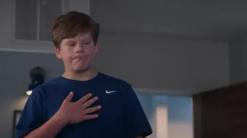 Camiseta azul de Nike usada por Nick Ganz (Maxwell Simkins) como se ve en The Mighty Ducks: Game Changers (S02E03)