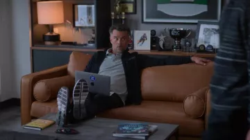 Sur les baskets portées par Coach Cole (Josh Duhamel) comme on le voit dans The Mighty Ducks: Game Changers Outfits (saison 2 épisode 3)