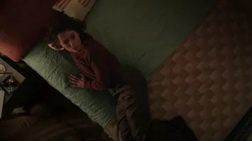 Pull marron porté par Jennifer Walters (Tatiana Maslany) vu dans She-Hulk: Attorney at Law (S01E09)