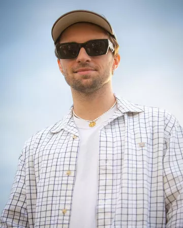 La chemise blanche à rayures portée par Squeezie sur son compte Instagram @xsqueezie